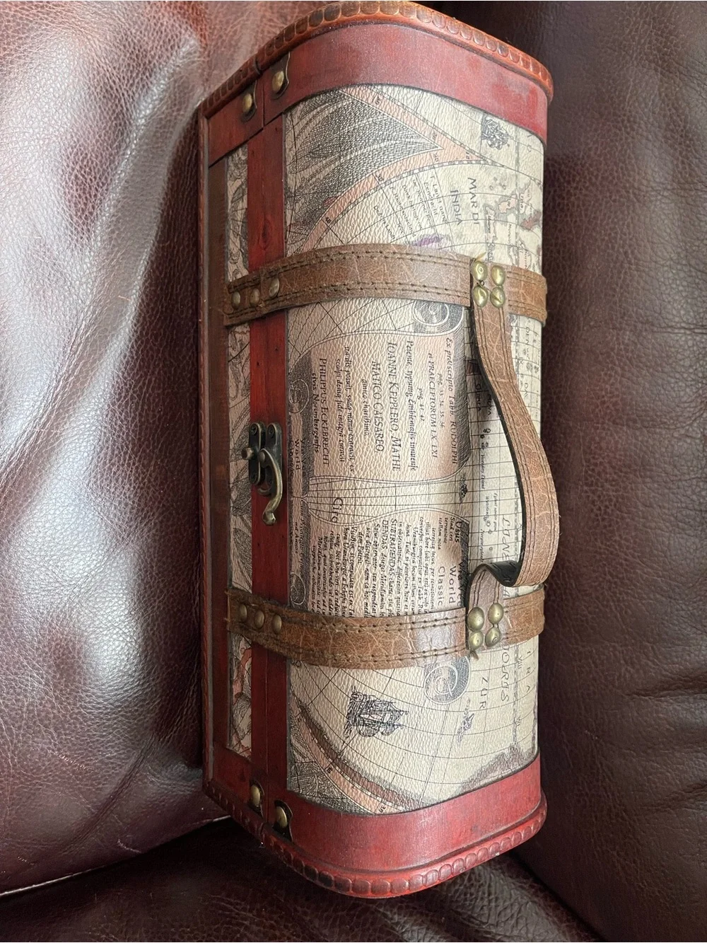 Vintage-Style Red Wooden Decorative vine bottle carrier world map